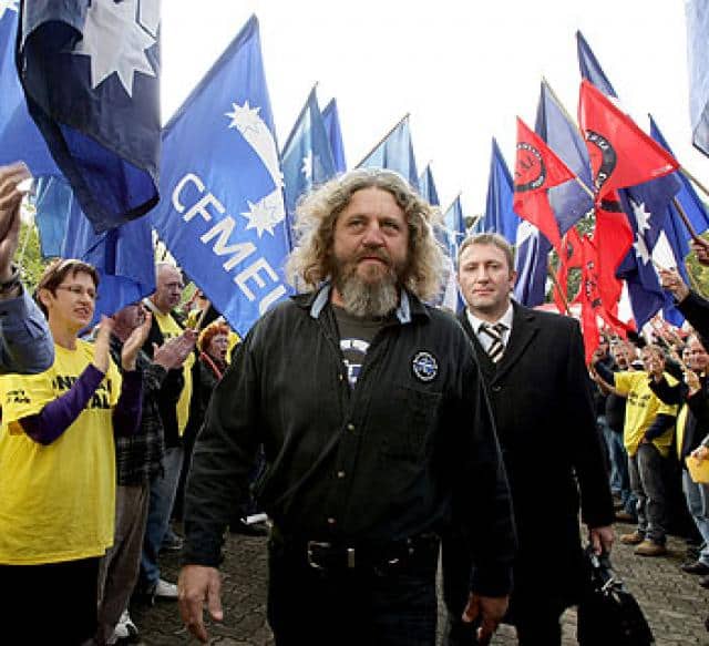 Unionists rally in support of Ark Tribe (centre) in 2010
